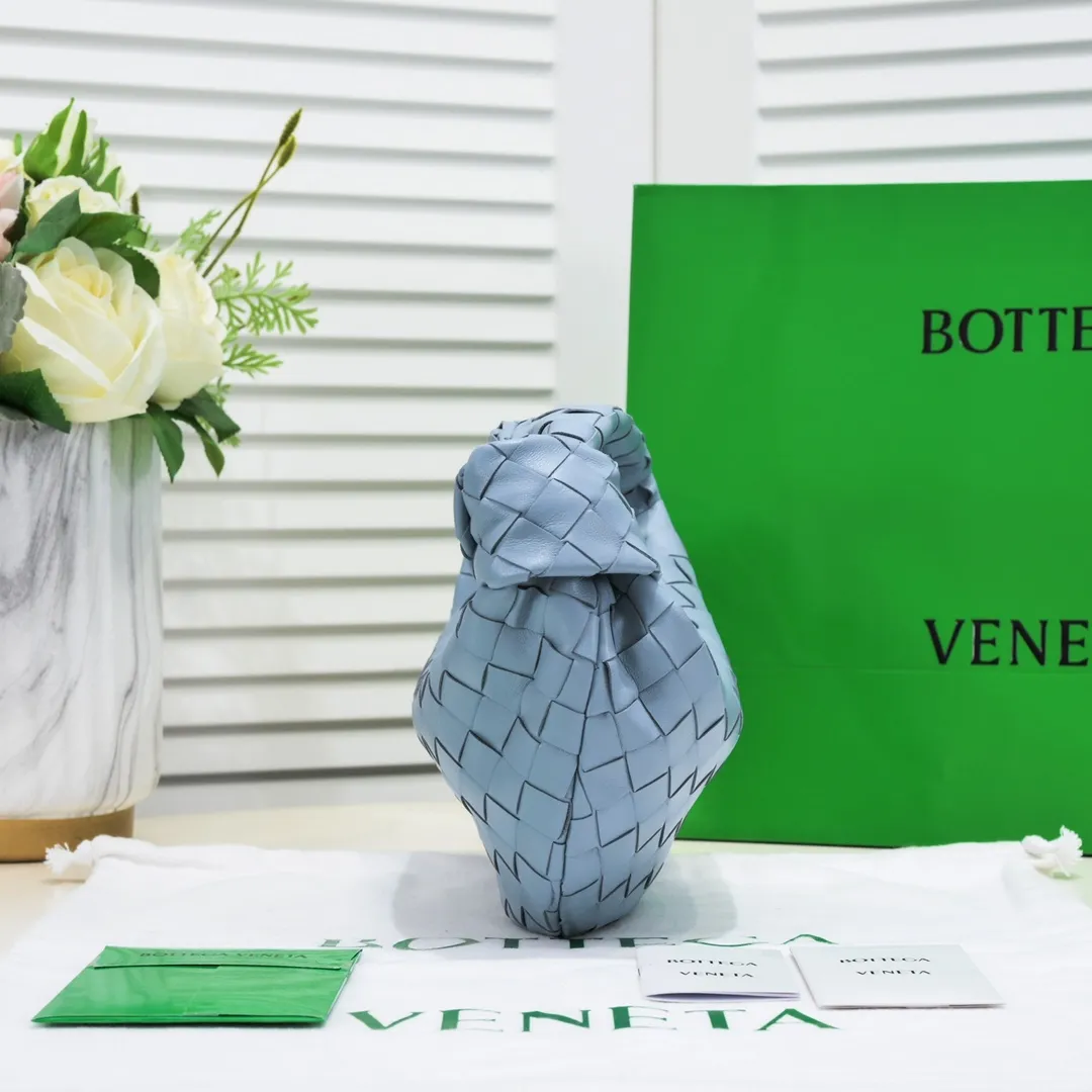 Batch 1120 small size haze blue 🔻BV Bottega Veneta's new early spring women's MINI JODIE handbag BV bag 🔥The new method is to round the corners on the original basis and knot the round hobo bag with classic woven leather. The most iconic triangular pull-out design, using sheepskin draped soft shape, is super suitable for concave shapes~ Jodie feels really gentle to people, and is definitely the best item for daily matching. It has the same weave, new elements and twists, is compact and versatile, and is the new favorite of street style Internet celebrities! Dimensions: 23x28x8 Model: 6699-1